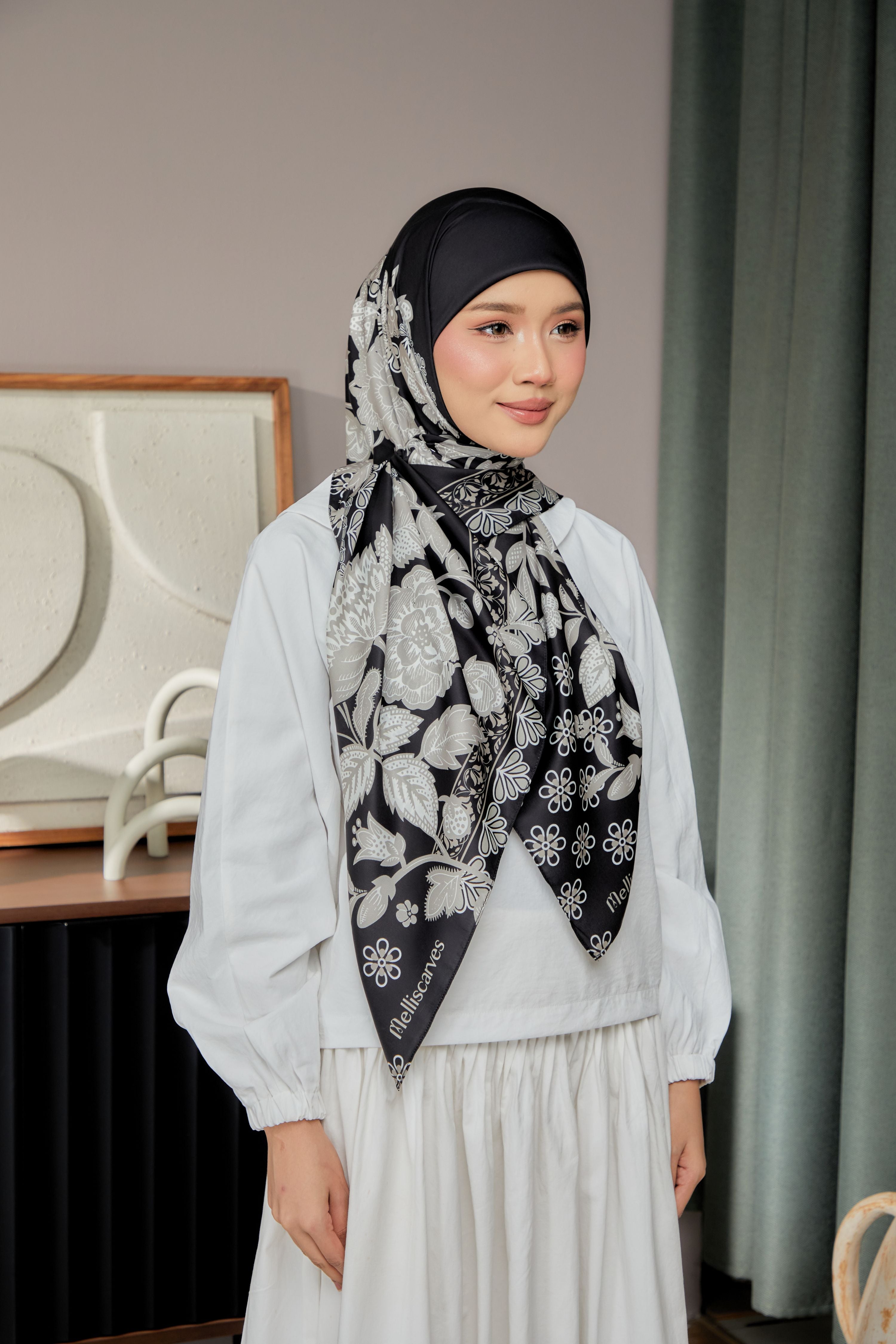 Sri Seroja SQ in Noir