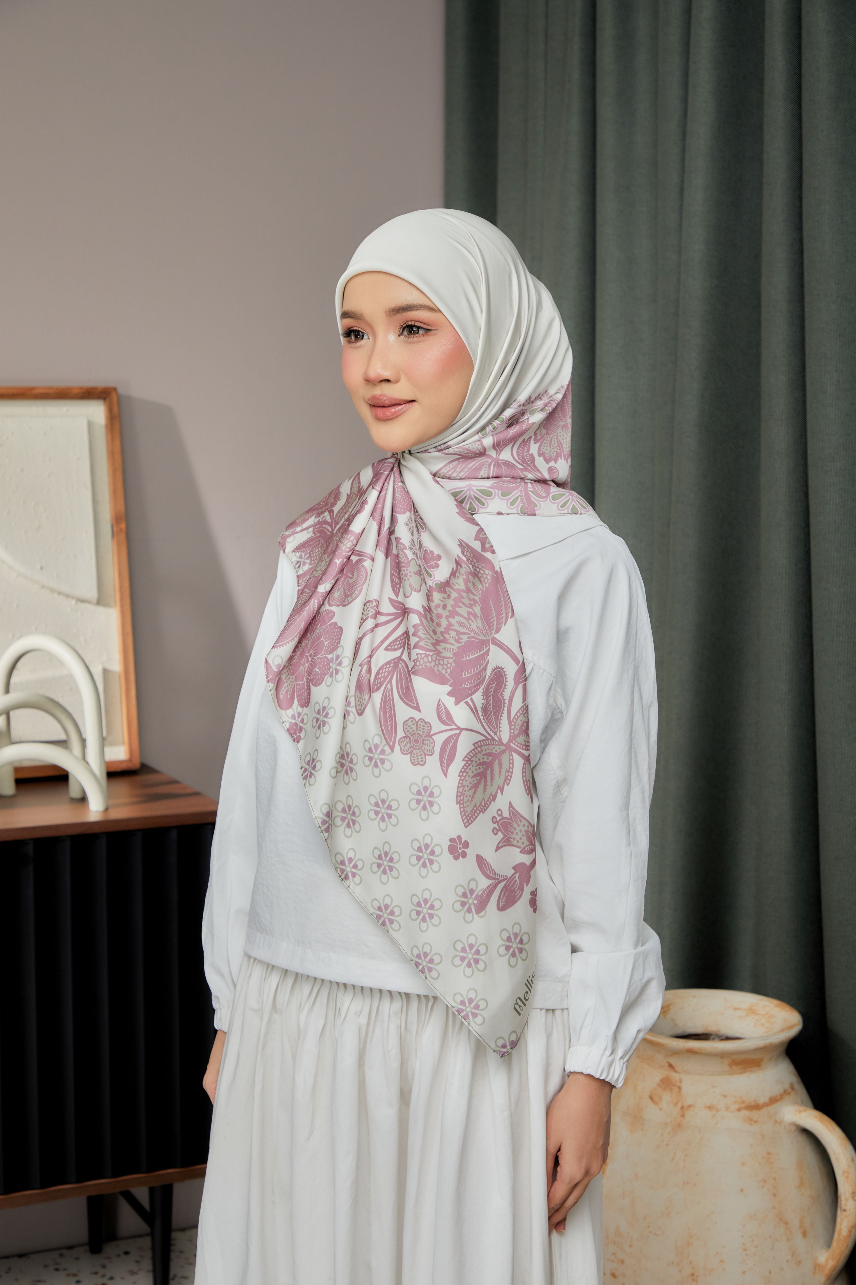 Sri Seroja SQ in Porselin