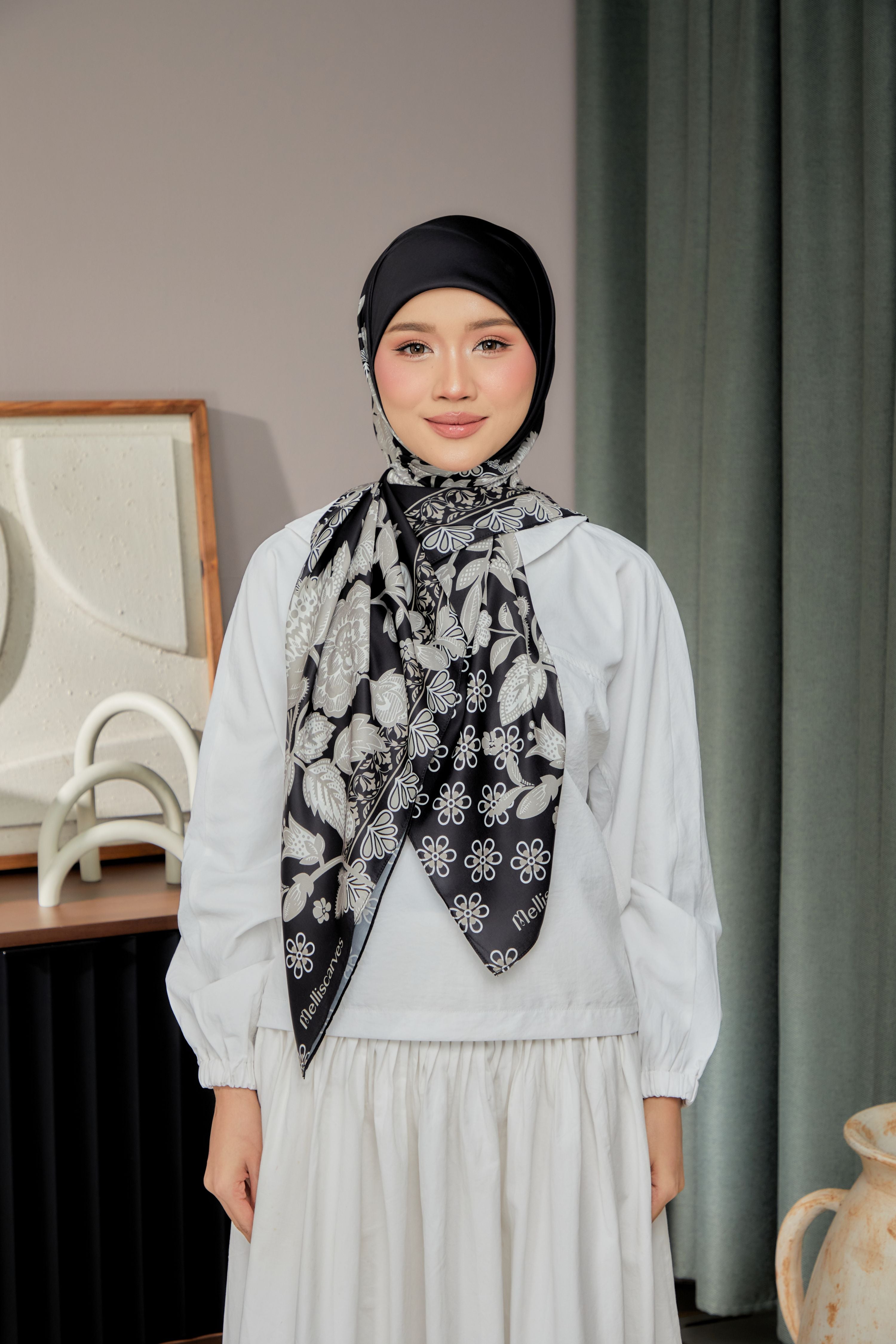 Sri Seroja SQ in Noir